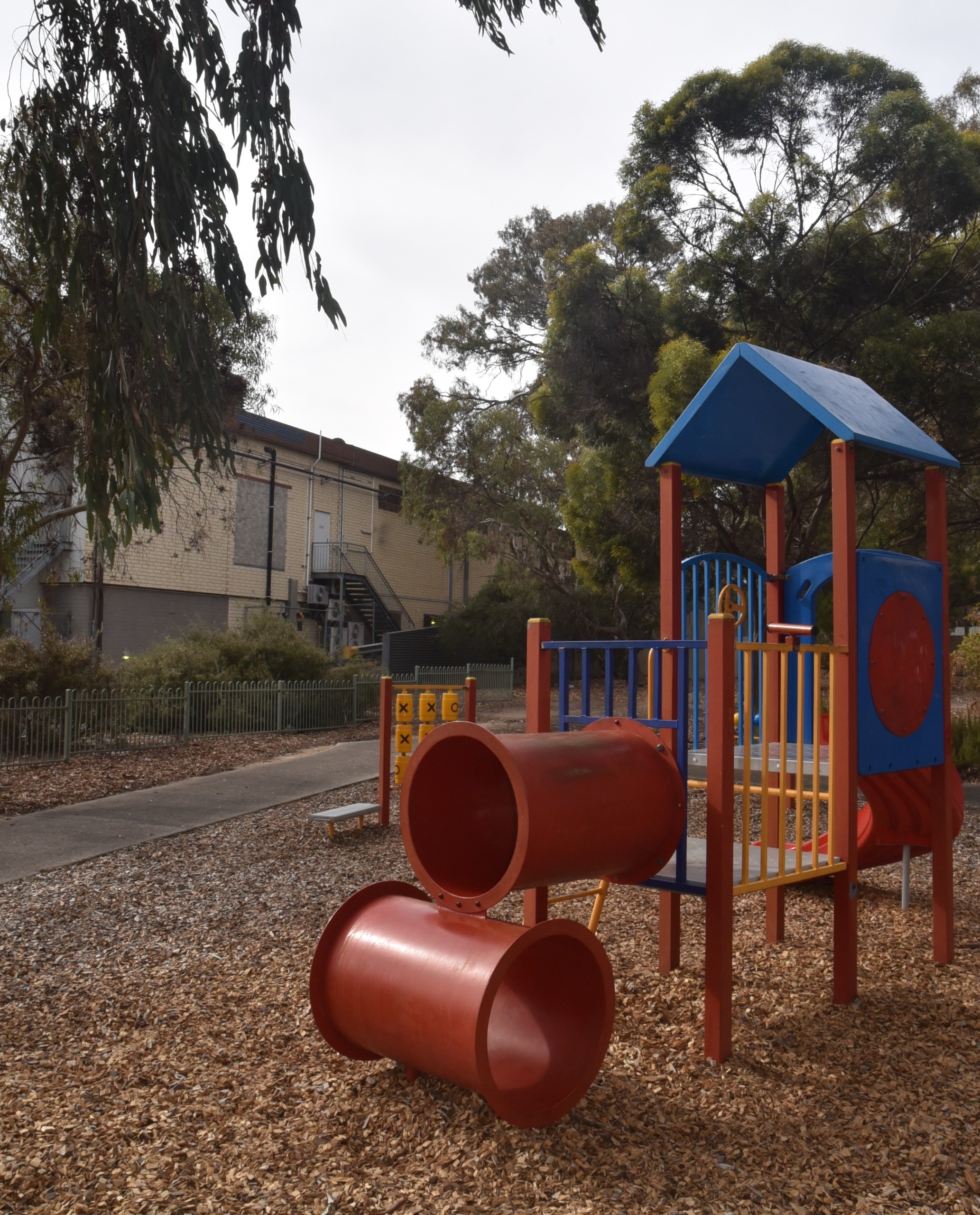 Two red tunnels attached toa  small raised fort with two different level platforms