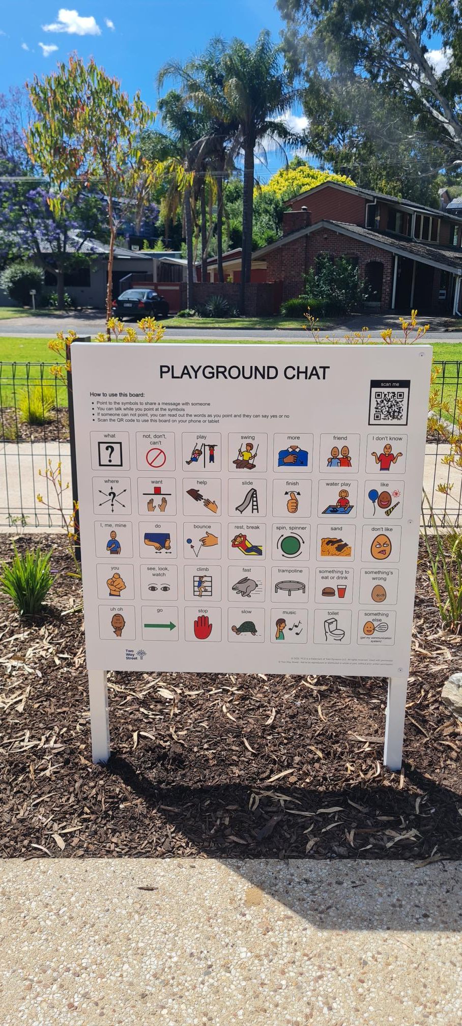 Communication chat sign near a fence